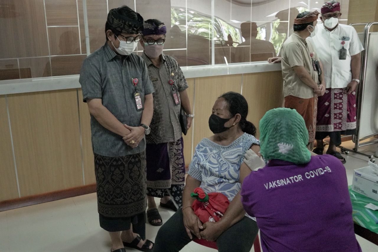 podiumnews.com-Adi Arnawa Pantau Vaksinasi Booster di RS Mangusada